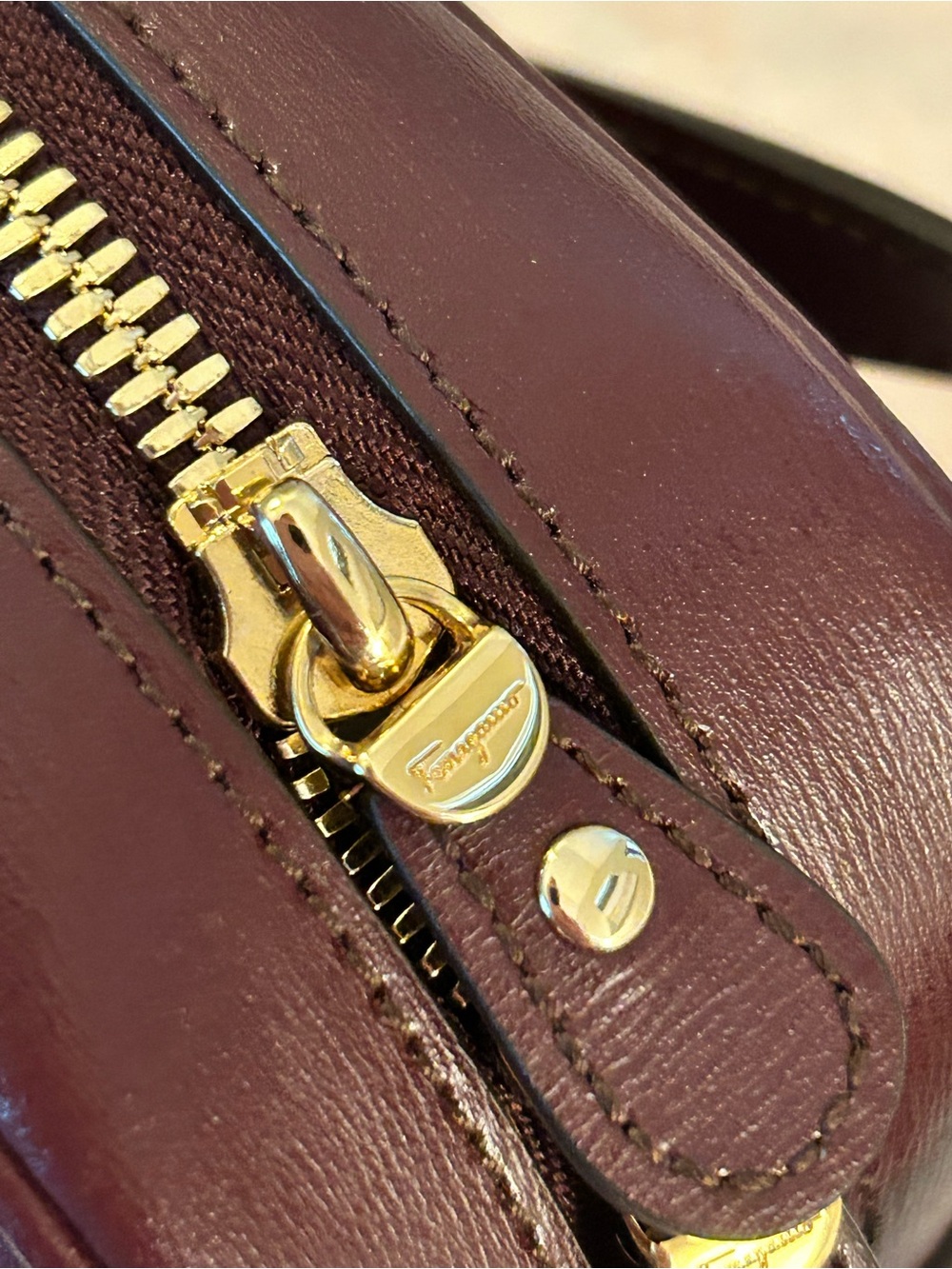 Salvatore Ferragamo City Small Gancini Camera bag in Lovely Burgundy leather EUC - Picture 4 of 14